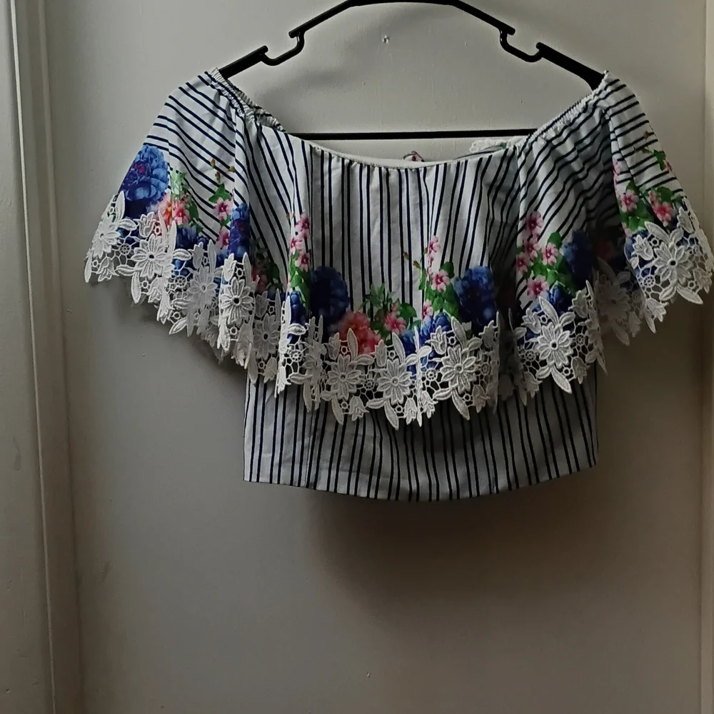 Elegant Floral Lace Trim Crop Top_2